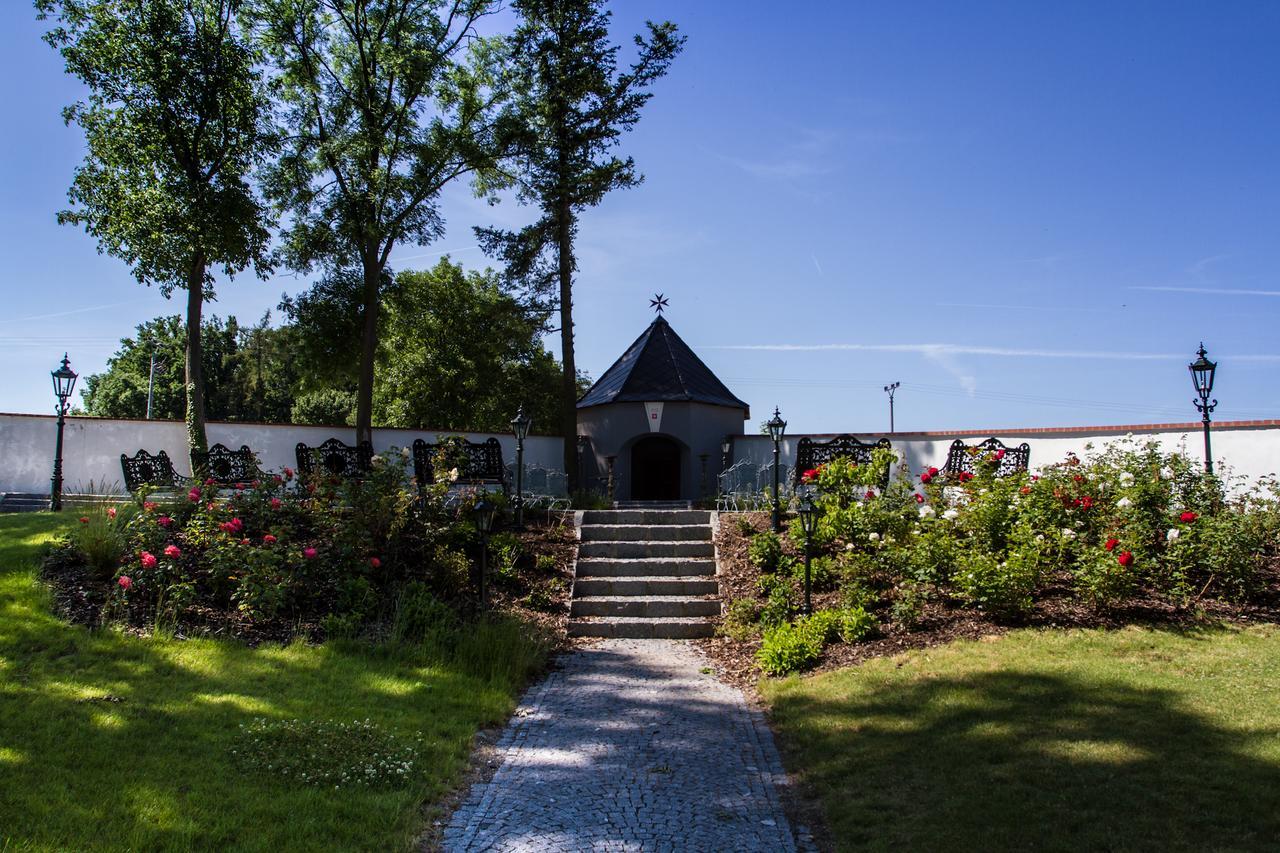 Hotel Panstvi Dlouha Lhota Exterior foto